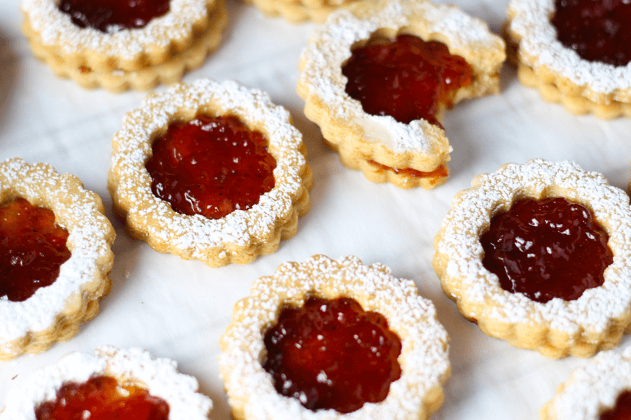 veganské linecké cukrové slepované červenou marmeládou