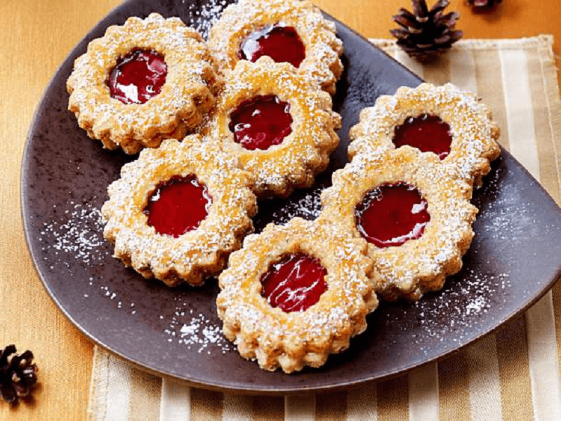 linecké cukroví ze špaldové mouky slepené marmeládou na talíři