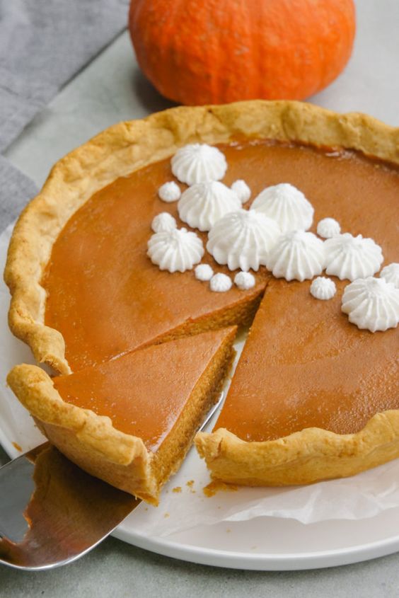 Tradiční americký dýňový koláč (pumpkin pie).