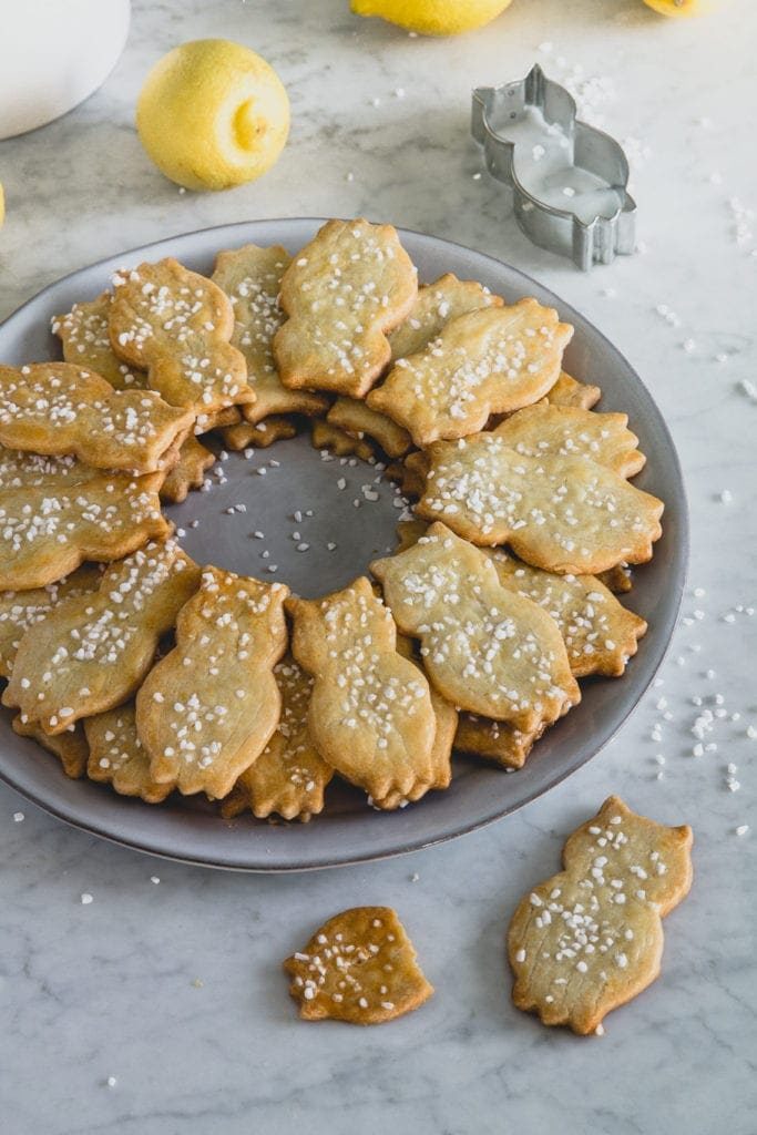 Linecké citronové vánoční cukroví ve tvaru soviček, posypané cukrem. 