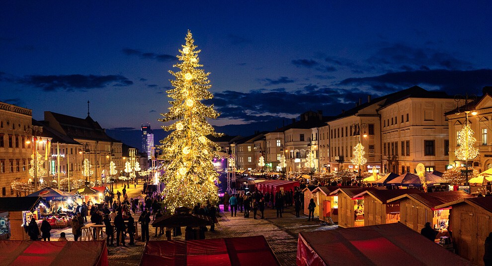 Malebná Banska Bystrica posatá vánočními stánky.