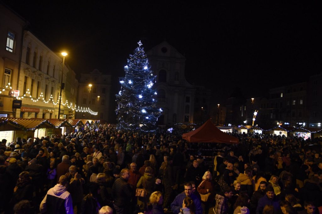 Slavnostní rozsvěcení stromu na Dolním náměstí.