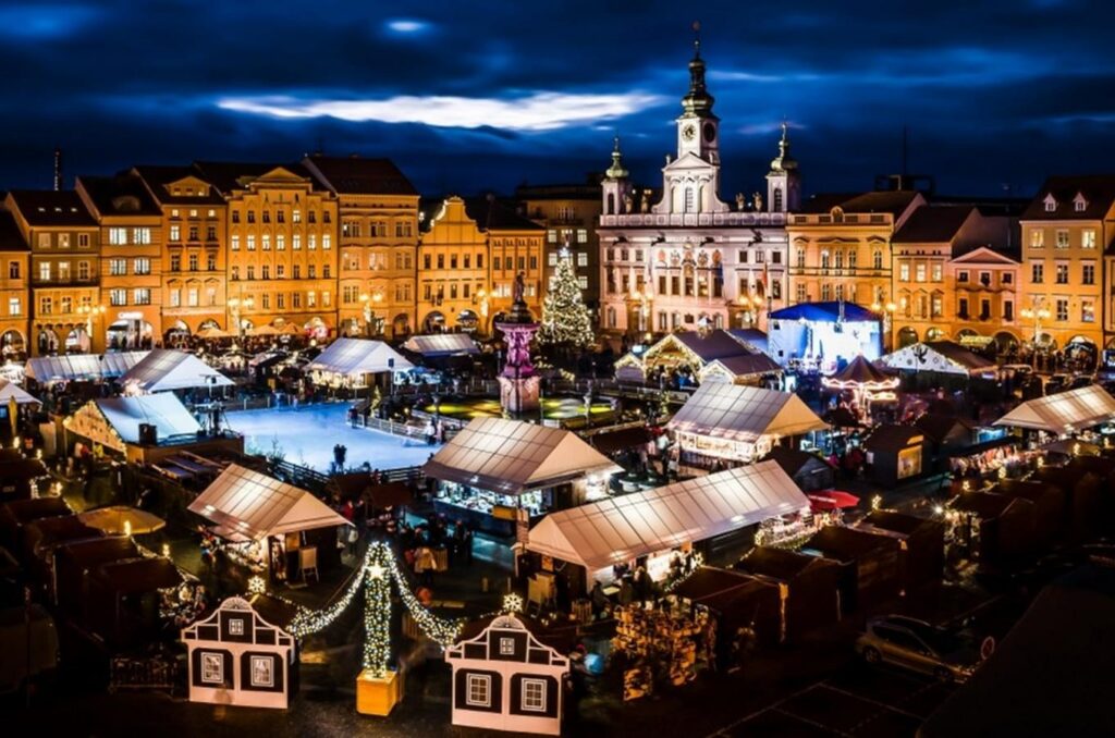 Krásné vánoční jarmarky si letos nevychutnáme, tak jako tento v Českých Budějovicích. 