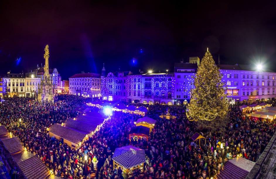 Advent v Olomouci se letos nevyrovná těm předešlým, jako vidíme na fotografii.