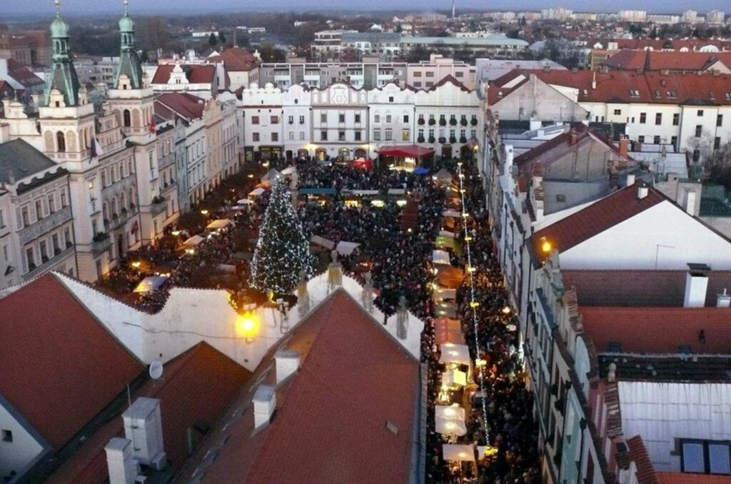 Takto vypadá vánoční jarmark v Pardubicích.