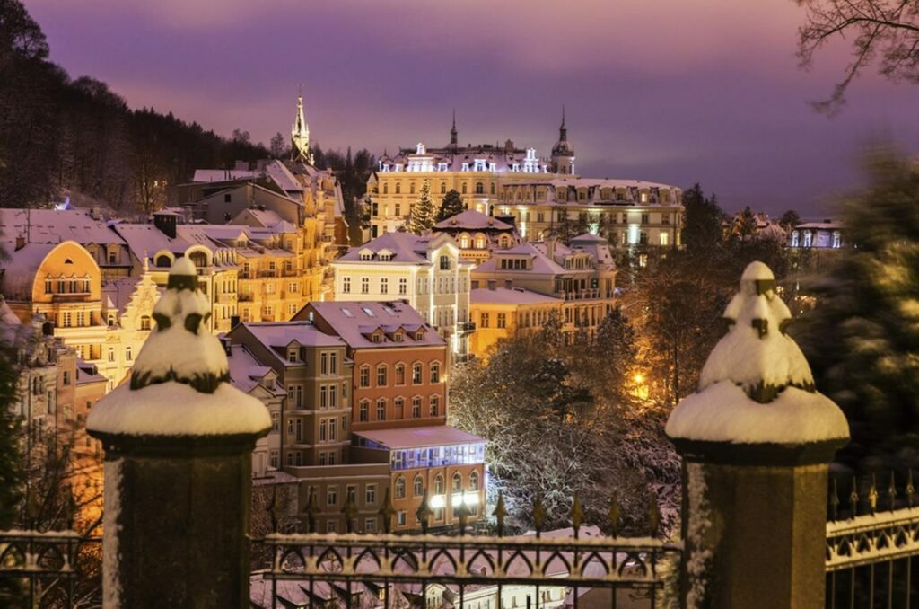 Krásné zimní Karlovy Vary se svou atmosférou Vánoc.