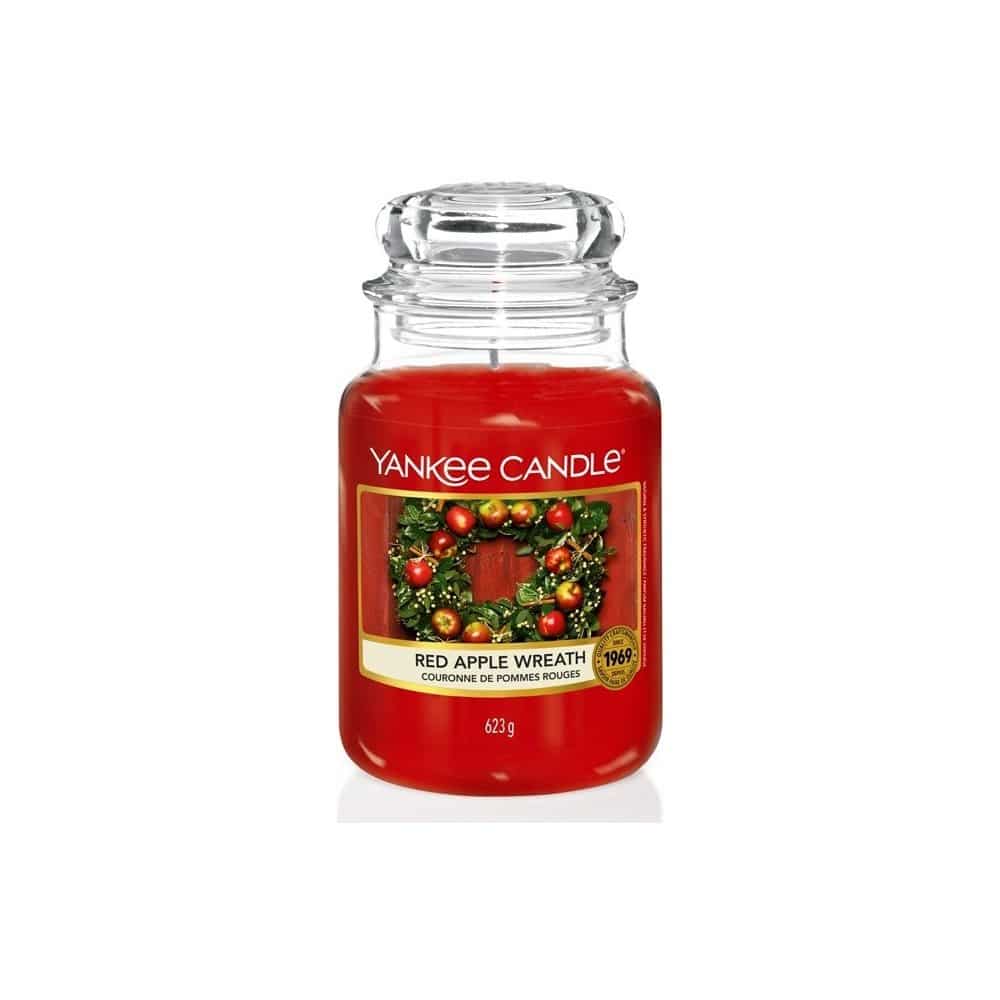 Vánoční svíčka červená Yankee Candle vůně skořice, jablka, ořechů a zázvoru.