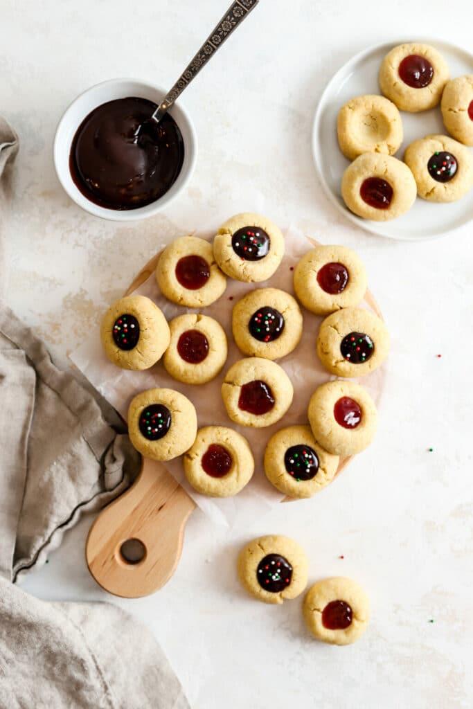 Citronové kukuřičné cukroví s džemem a nutelou na talířku, se skleničkou nutely a lžičkou.