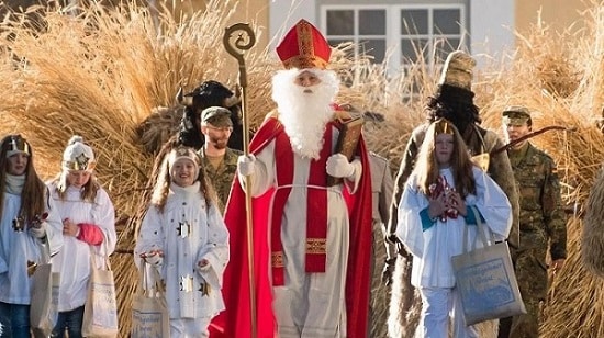 Nikolaus s Krapmusy navštěvuje děti