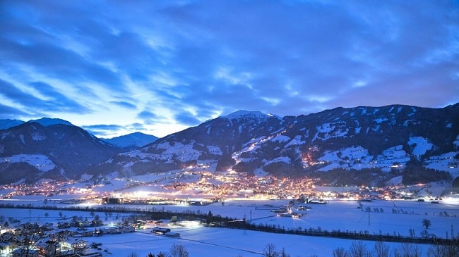 Osvětlené sjezdovky v oblasti Zillertal