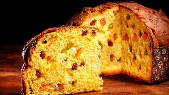 Rozkrojené italské panettone.