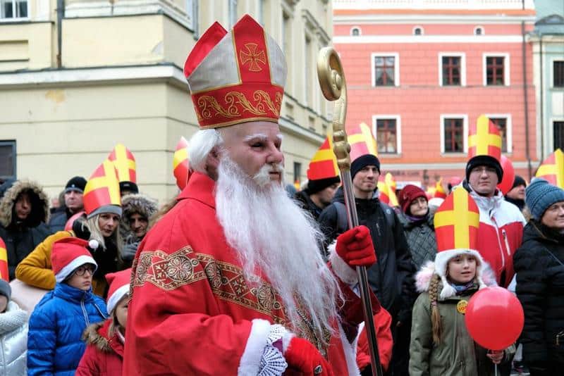 Gwiazdor, podobný Mikulášovi, v Polsku o Vánocích roznáší dary