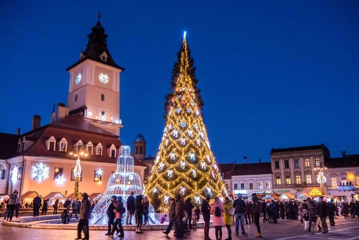 Vánočně vyzdobené centrum Brašova.