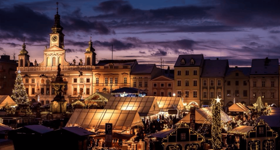 Noční České Budějovice v adventní čas.