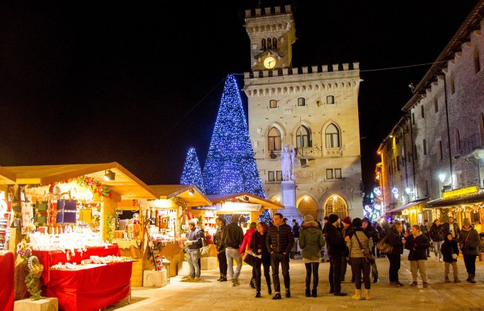 Vánočně vyzdobené centrum San Marina.