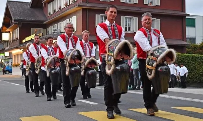 Vánoční tradice obcházení se zvonci.