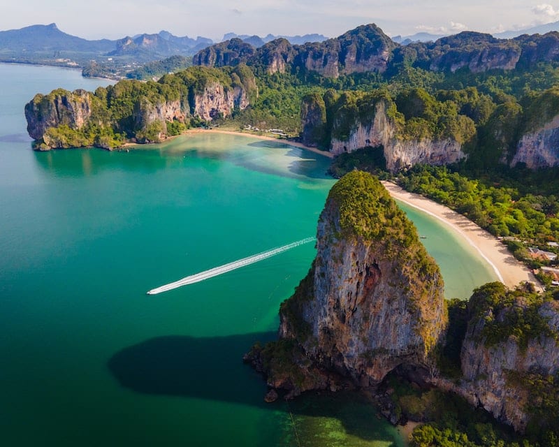 Thajské Krabi a jeho úchvatná scenérie mořské zátoky a nádherných skalisek porostlých zelení.