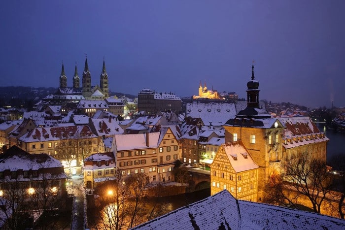 Město Bamberg v zimě.