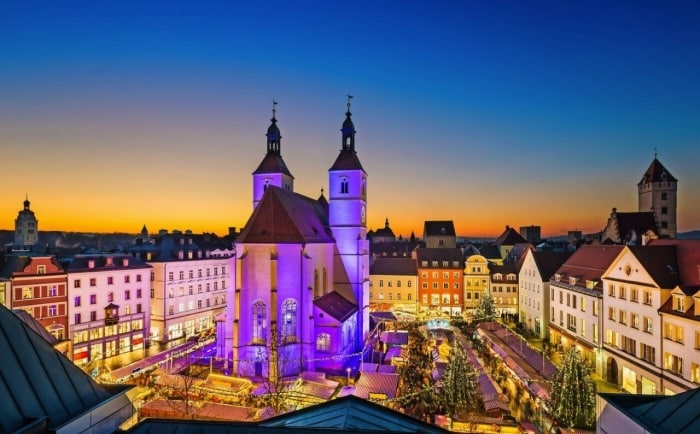 Regensburské vánoční trhy na náměstí Neupfarrplatz.