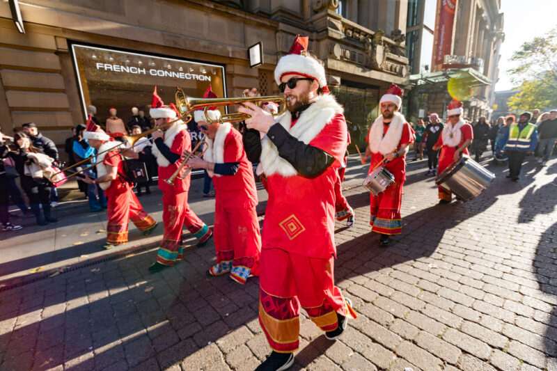 Vánoční průvod na adventních trzích v Manchesteru.