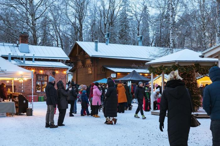 Adventní jarmark v bývalých stájích.