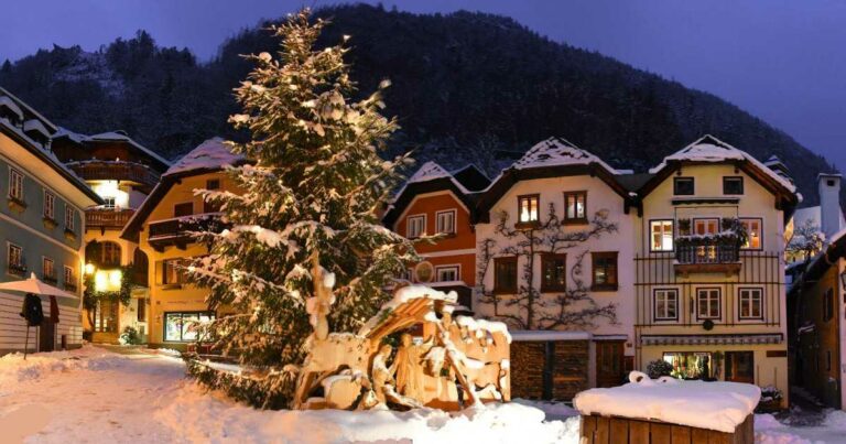 Zasněžené náměstí městečka Hallstatt.